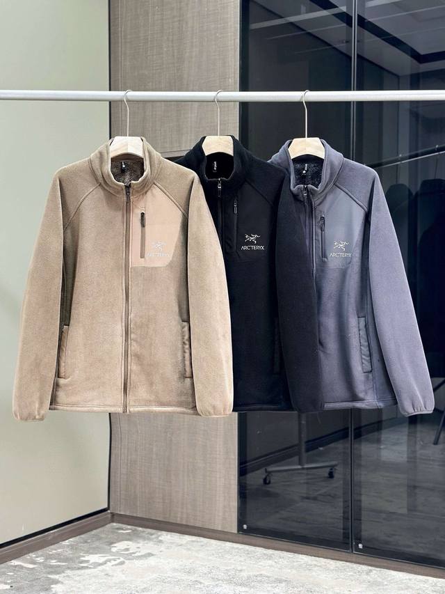 2025始祖鸟 秋季新款外套客供高密度摇粒复合棉花绒 注意下： 咱们这是双层加绒！所以比市面上的大部分都厚 表面是小颗粒摇粒绒，内里是一层很厚大朵亲肤的棉花绒！