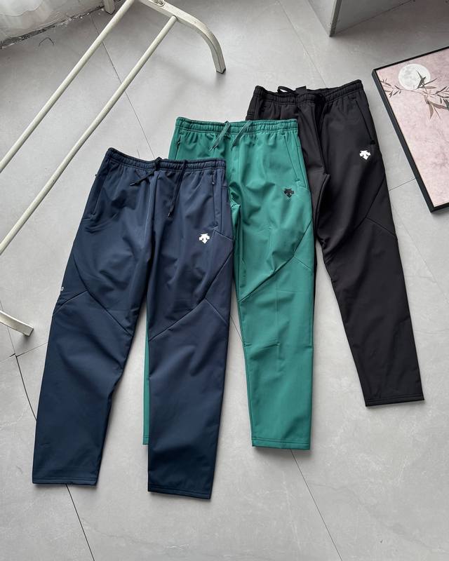 迪桑特25年冬季男士休闲运动保暖加绒软壳长裤 这是一款上身后就不想在脱下来的加绒长裤！ 户外登山软壳复合加绒面料！ 上身穿真的太舒服了！ 功能性专业防风防水 亲