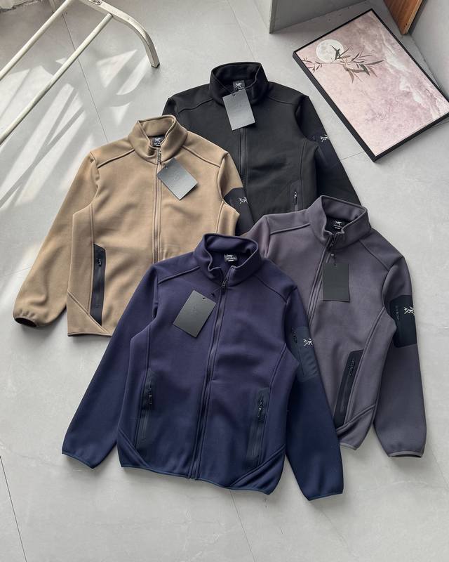 始祖鸟25年秋冬季新款.户外男士加厚摇粒绒立领外套！ 经典帅气 简约干练的立领拉链设计 ，运动休闲皆宜的百搭款！今年的新款，款式简单大方，更可贵的在它的用料，高