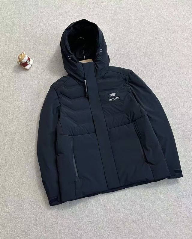 暴躁来袭！大东北一件过冬！ Arc'teryx 始祖鸟 男子 户外 连帽保暖羽绒服 防风防水防雨雪！ 这款羽绒服连帽设计更显年轻， 3D立体裁剪，弯刀袖设计更贴