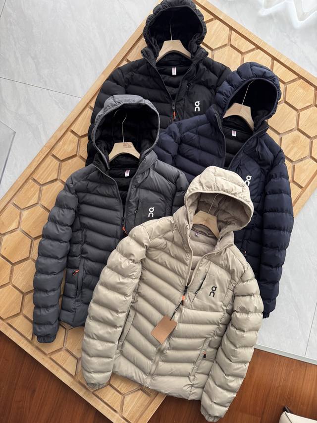 昂跑排骨户外休闲棉衣！ 把“轻暖B1382自由”焊在身上！排骨式分区填充设计，告别臃肿结块，上身轻盈如第二层皮肤， 徒步、骑行、城市漫游都灵活无束缚。外层防泼水