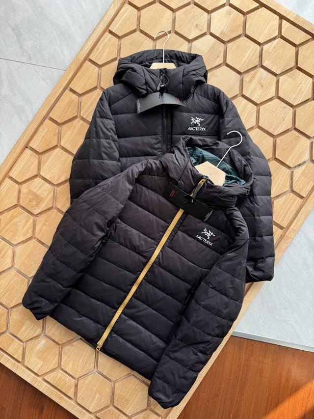 始祖鸟Thorium羽绒服B1382户外保暖新标杆 颜色：纯黑 黑金 尺码：M-4Xl 冬季户外出行，一件兼具性能与颜值的羽绒服是刚需，这款Arc'teryx始