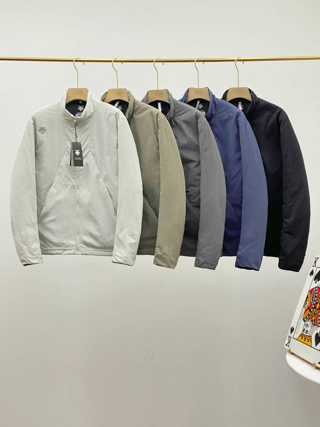 Descente迪桑特Dualis系列都市通勤男士防泼水棉服外套B1382 以Dual-Light为概念推出都市通勤款型设计的运动棉服。外套整体采用极简设计风格