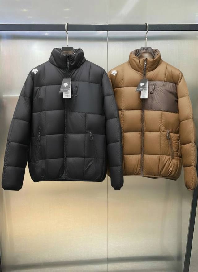 迪桑特Descente 2025户外运动立领短款羽绒棉服外套 冬季情侣款 同步专柜尺码 采用顶级羽绒棉 零下几十度无压力 严寒保护！面料采用高密度聚酯纤维材料