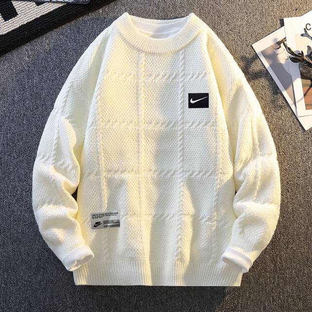 上新 Nike 耐克秋冬毛衣情侣款针织毛衫 潮酷感十足 舒适圆领设计 舒适保暖 穿脱方便 响应时下复古运动风潮 此款采用混纺面料 袖口和下摆添加晴纶 增加回弹性