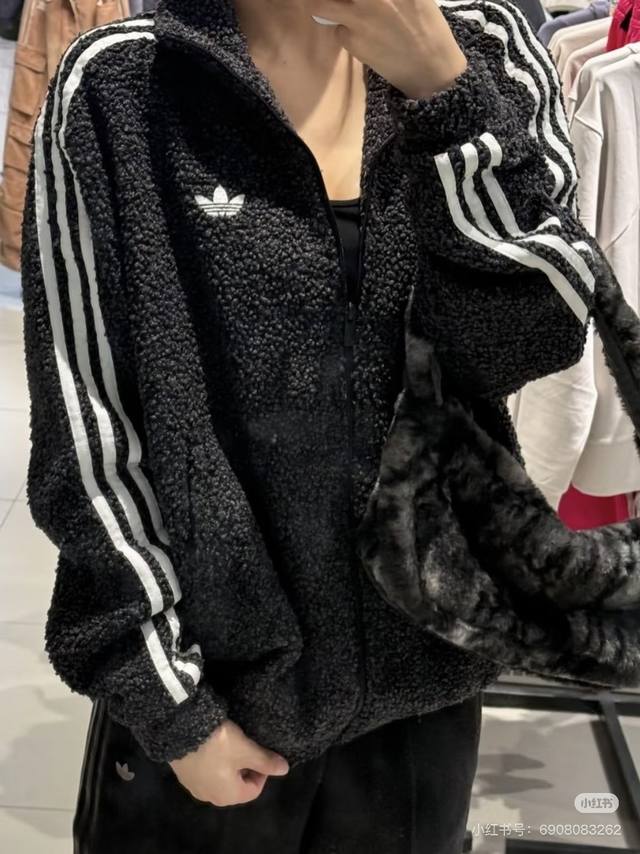 新款上新 Adidas 阿迪达斯三叶草绒棉复合羊羔毛立领保暖休闲宽松外套 面料1：外层为高品质阿尔泰羊羔毛 面料2：内里双层里布 袖子处三杠设计超级修饰肩型 立