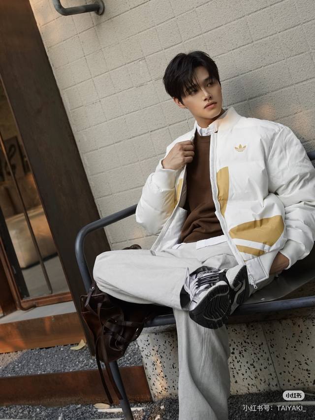 新款上新 阿迪三色教练夹克棉服 阿迪达斯三叶草大标印花情侣款日系风教练夹克棉服 男女同款 小红书快手热门款式 主推主推转发即卖 定制梭织面料 整件衣服均采用数码