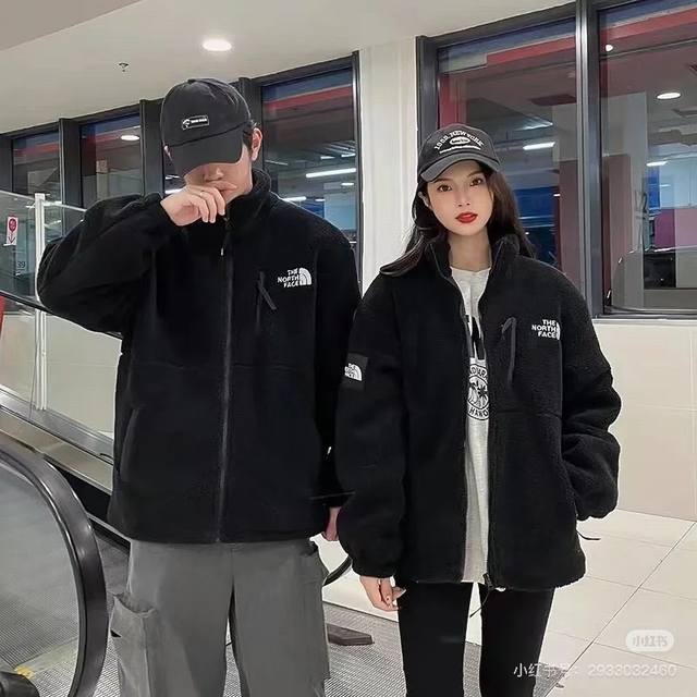 新款上新 北面情侣羊羔绒外套 温暖与时尚的完美结合！ 秋风瑟瑟，爱意满满，北面情侣羊羔绒外套陪你温暖过冬 随着秋风的渐凉，一款既保暖又时尚的情侣外套成为了我们日