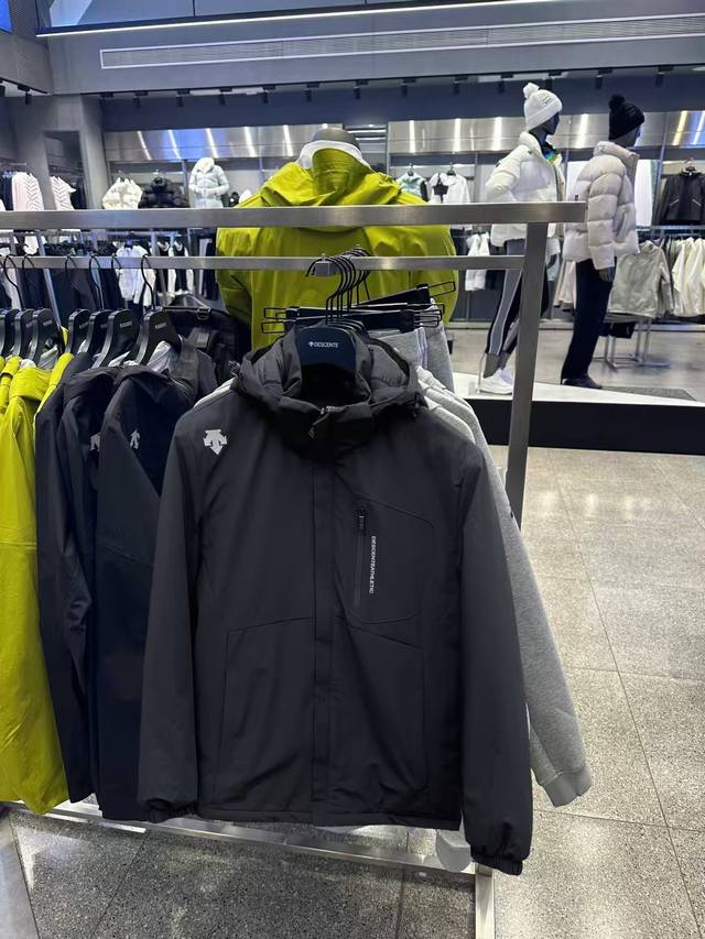 Descente 迪桑特25秋冬新款！男士户外运动休闲通勤防寒保暖棉服外套！掌柜力荐！线上线下同步！品相赞！工艺细节到位！立体合身裁剪！版型简约百搭不挑人！内里