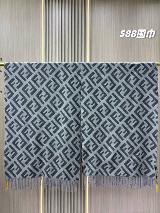 男女同款，温文尔雅，很是好看的浅灰色系！2025年芬迪双面款羊绒经典款情侣围巾披肩，男女通用！必须暴躁一波！ 新年马上就来了一定要留的一款...贸易公司出口订单