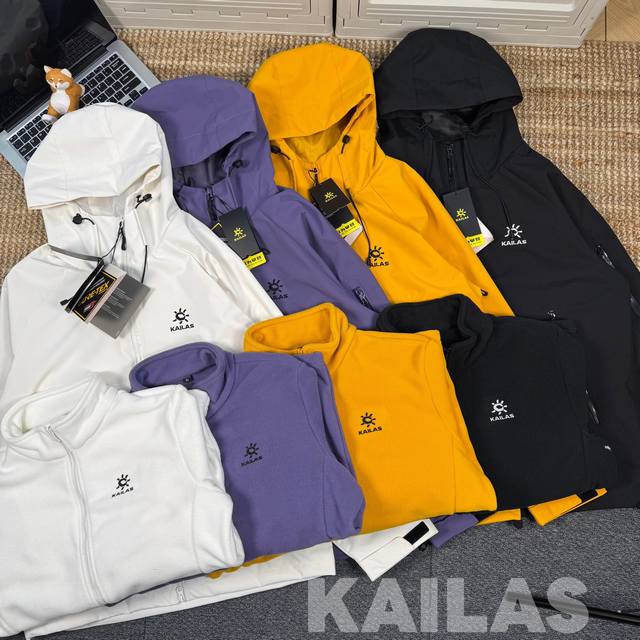 供 控价380 Kailas 凯乐石三合一户外三防登山冲锋衣外套 胸口低调的万针刺绣 Logo 是精致又有质感的小标，低调中自带辨识度，不管是户外撒野还是日常通