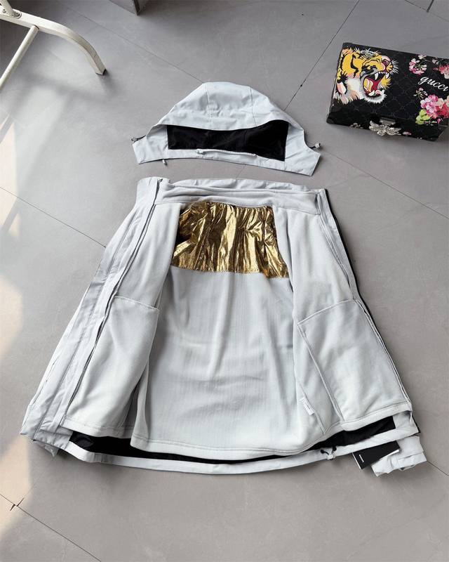 Descente迪桑特冬季2025新款户外三合一情侣冲锋衣外套！ 内里摇粒绒保暖设计，可脱卸冲锋衣！防风水透气轻量冲锋衣男女同款！ 高品质，科技面料防风防水，轻