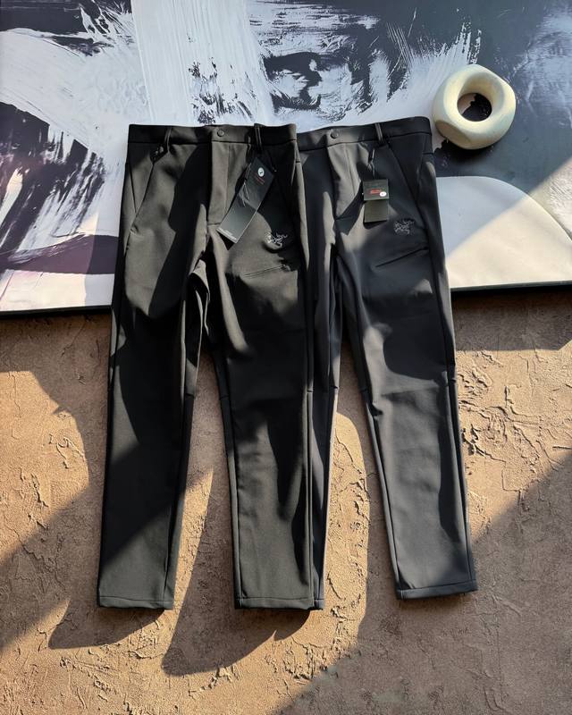 上新 Arc'teryx 始祖鸟冬季加绒加厚休闲商务刺绣Logo长裤 定制三防科技面料，多道工艺测试，高效防风+暴雨级防水，雨水泼溅瞬间滑落不渗透。 内里复合保