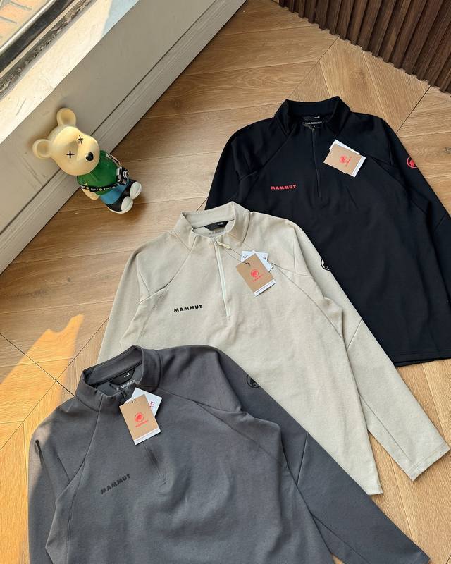2026秋冬新品 Mammut猛犸象秋冬男子半拉链打底衫 ！不加绒款 但是面料是功能性保暖锁温面料！所以它是一年四季都可以搭配的一款半拉链打底衫 ！高奢沉稳色系