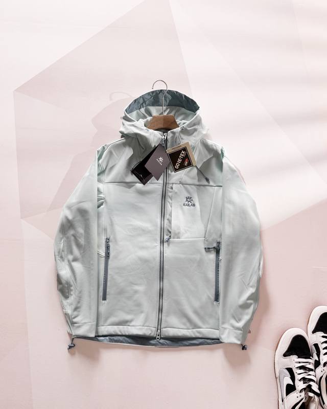 供 Kailas 凯乐石男女同款经典款 连帽软壳加绒外套上新 用途:户外 徒步 山地生活 时尚穿搭 功能特点: 专为徒步及山地生活设计，兼具防风防泼、透汽、耐磨