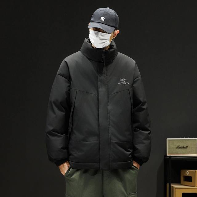 供 Arc'teryx始祖鸟立领羽绒棉服外套，男女同款，独家爆款，冬季衣橱必备的一款人气棉衣， 上身超级好看！ 纯天然手塞羽绒棉填充，每个部分充棉饱满 给人温暖