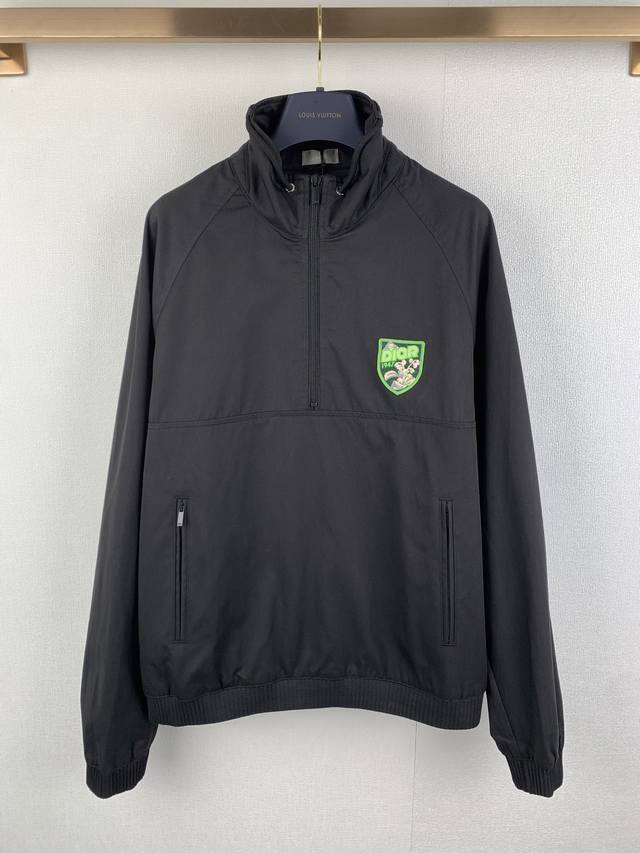 Dior 迪奥家新款Dior Mountain 套头夹克 这款套头夹克是二零二六春季男装系列新品，饰以多色补丁提升格调，展现高山精神和灵感源自Dior档案的Di