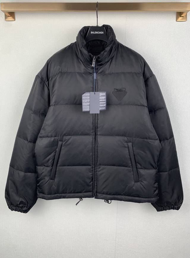 prada立领纯色拉链长袖羽绒服 正品23900购入开发，120克100%锦纶斜纹面料，320T尼龙胆布，80白鸭绒，高温预缩，激光烧花，定制1：1圆筋绳，定制