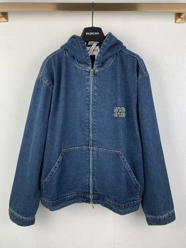 Miu Miu连帽刺绣纯色长袖拉链牛仔外套 正品30500购入开发， 定染12*12赛洛纺牛仔面料，成衣洗褪，进口刺绣，定制1：1拉链，定制1：1纽扣，定制1：
