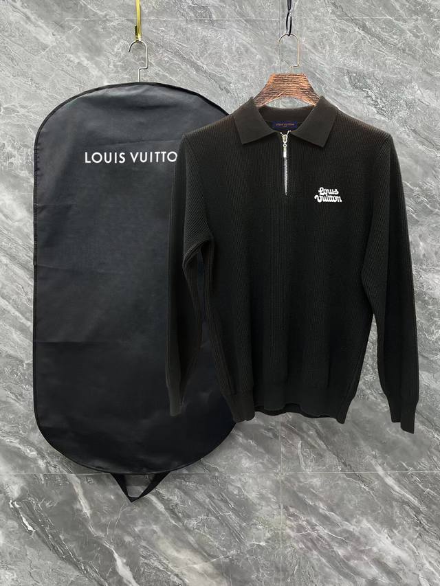 Lv 拉链翻领毛衣 2025最新款休闲polo羊毛款毛衣。 质地细腻 柔软舒适 亲肤又保暖 不易变形，简约的高级感风格，胸口处的Logo非常工艺精致完美！上身效