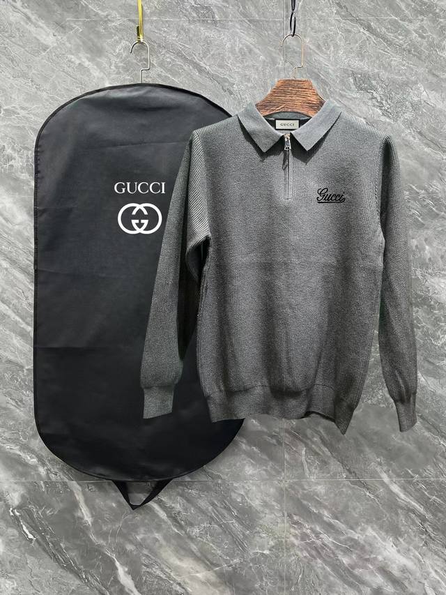Gucci 古奇拉链翻领毛衣 2025最新款休闲polo羊毛款毛衣。 质地细腻 柔软舒适 亲肤又保暖 不易变形，简约的高级感风格，胸口处的Logo非常工艺精致完