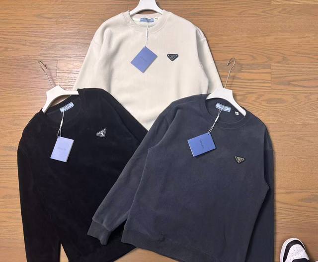 普拉达摇粒绒情侣款圆领卫衣！ 此款卫衣甄选客供进口摇粒绒材质制成，面料质地柔软细腻，到手的感觉瓷实温厚，针凿骨感相当强烈，着穿舒适保暖透气！ 高端刺绣Logo