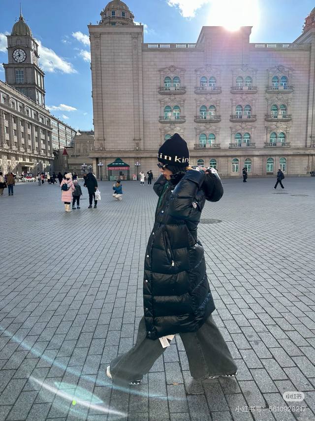 真白鸭绒90绒 配专柜防尘袋10 蒙口Moncler 长款连帽羽绒服外套 Hanoverian长款羽绒夹克采用Nylon Laqué面料制成，搭配实用细节设计，