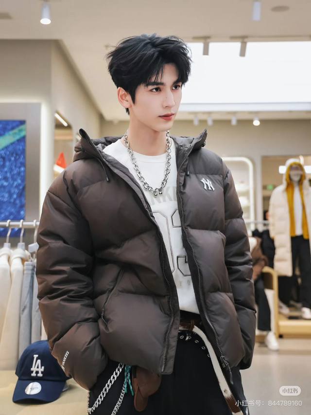 Mlb张凌赫同款 官网同步爆款加绒羽绒服 全新登场的Mlb25冬季连帽羽绒服，官方同款，明星张凌赫多次上身出镜，从代言海报到品牌活动，皆以这款示范冬日高级穿搭，