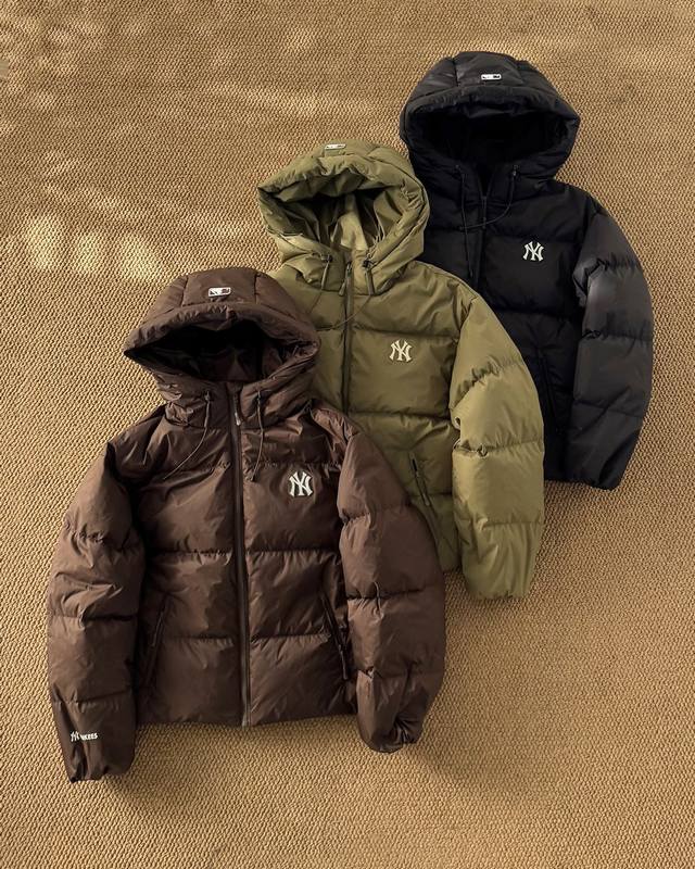 Mlb张凌赫同款 官网同步爆款加绒羽绒服 全新登场的Mlb25冬季连帽羽绒服，官方同款，明星张凌赫多次上身出镜，从代言海报到品牌活动，皆以这款示范冬日高级穿搭，