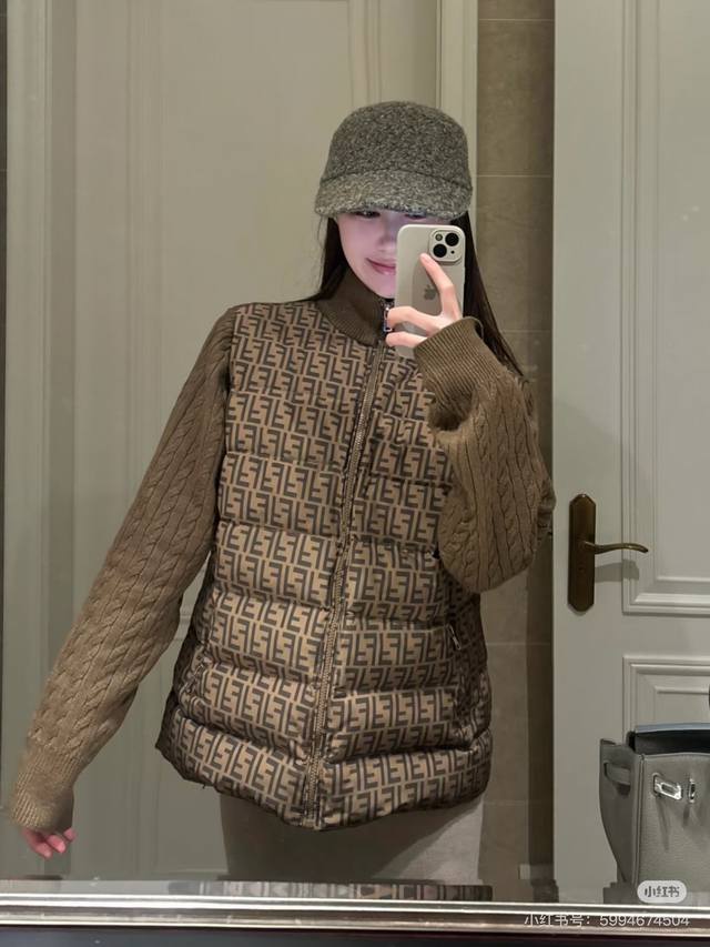 Fendi 芬迪 Ff老花满印针织袖羽绒服 定制高密压光锦纶面料，填充新国标90白鸭绒，充绒 饱满轻盈保暖，触感如云柔贴肤。一面满印Ff经典图案彰显奢感，一面斜