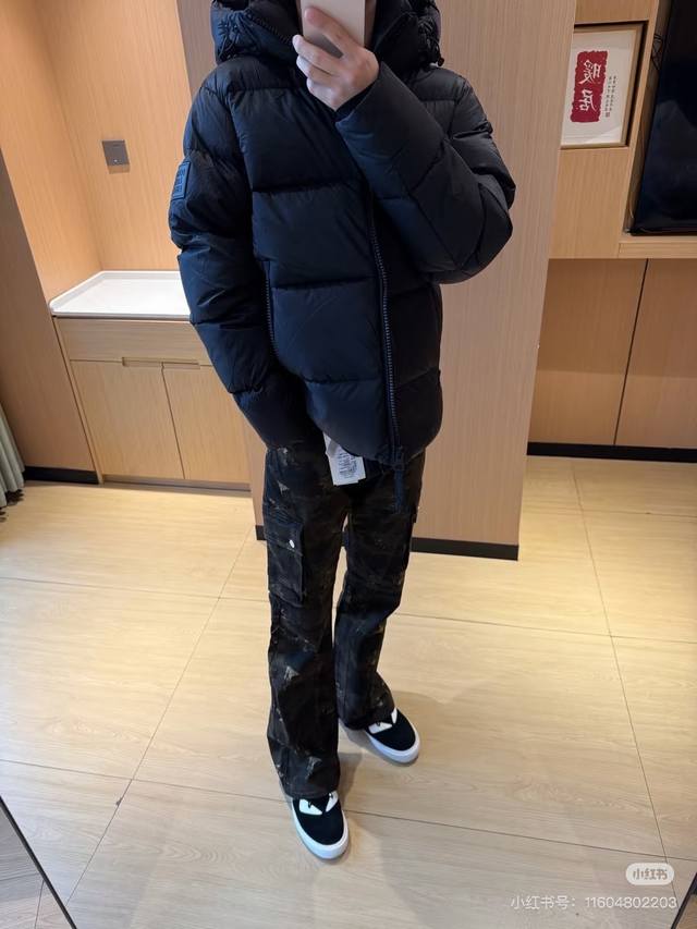 Burberry巴宝莉热门爆款黑武士羽绒服 原版1:1订制五金配件 充羽量蓬松饱满 轻盈 高端顶尖一线成衣 整件衣服采 用手重工艺设计 内里作为骨架支持的部位都