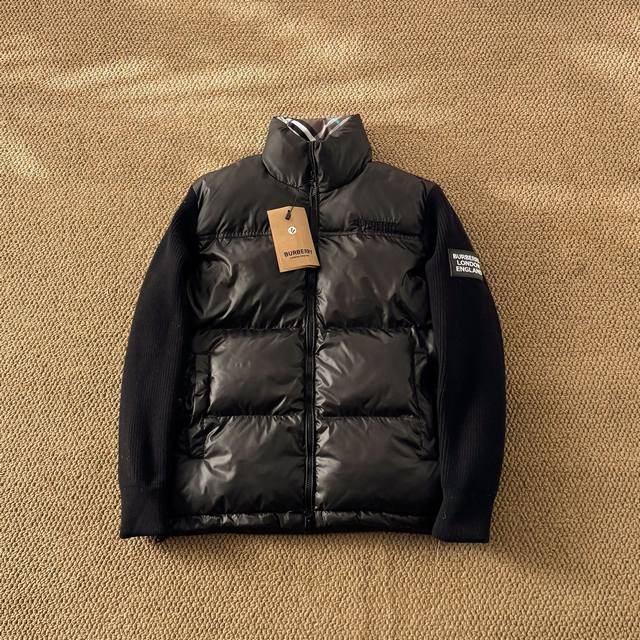 巴宝莉Burberry热门爆款针织袖立领羽绒服 原版1:1订制五金配件 充羽量蓬松饱满 轻盈 高端顶尖一线成衣 整件衣服采 用手重工艺设计 内里作为骨架支持的部