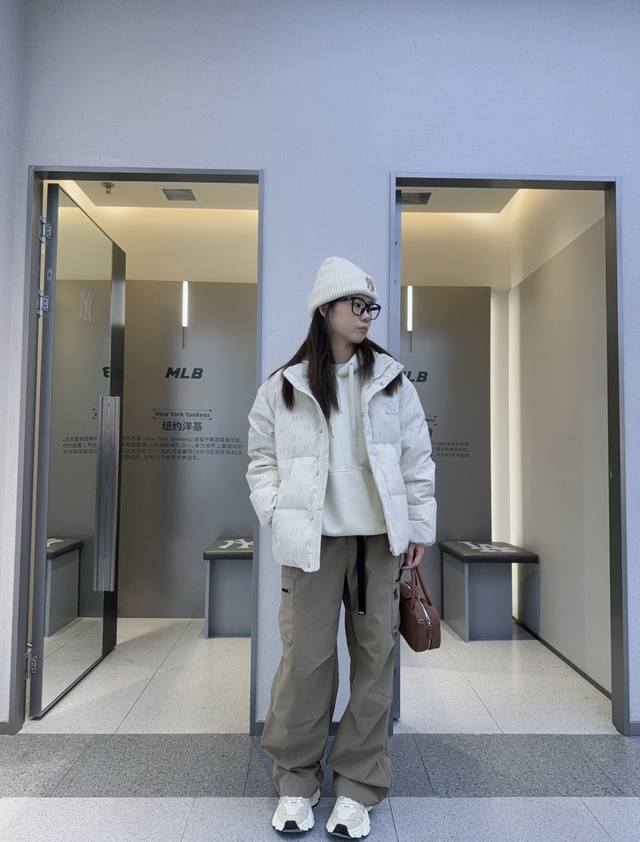 25冬季满印老花Mlb男女复古老花羽绒服 设计理念： Mlb Korea服饰品牌成立于1997年，作为国际潮流品牌，被业内誉为“亚洲时尚风向标”而广受欢迎。Ml