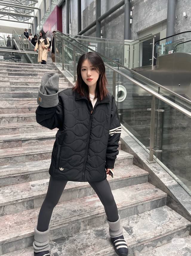 Adidas三叶草情侣同款立领保暖拉链运动休闲棉服棉衣外套 适合男女同款穿着拥有时尚的黑色和淡雅的绿色两种颜色选择，采用优质面料制成，保暖舒适。简约大方的款式搭