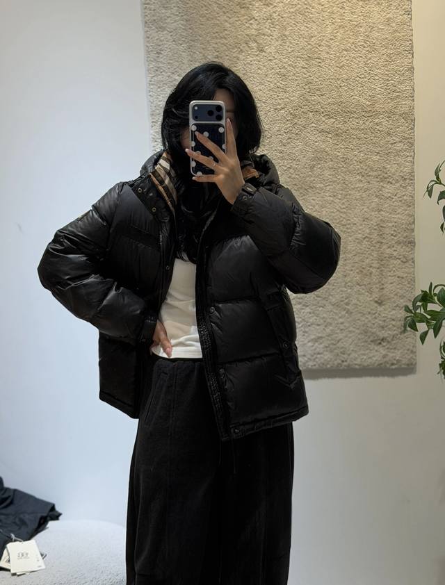 供 白鹅绒 顶级版本 Burberry｜巴宝莉 柜级新款Burberry格子羽绒 短款羽绒服 描述： 该款短款派克羽绒采用 Longue Saion面料制成，服