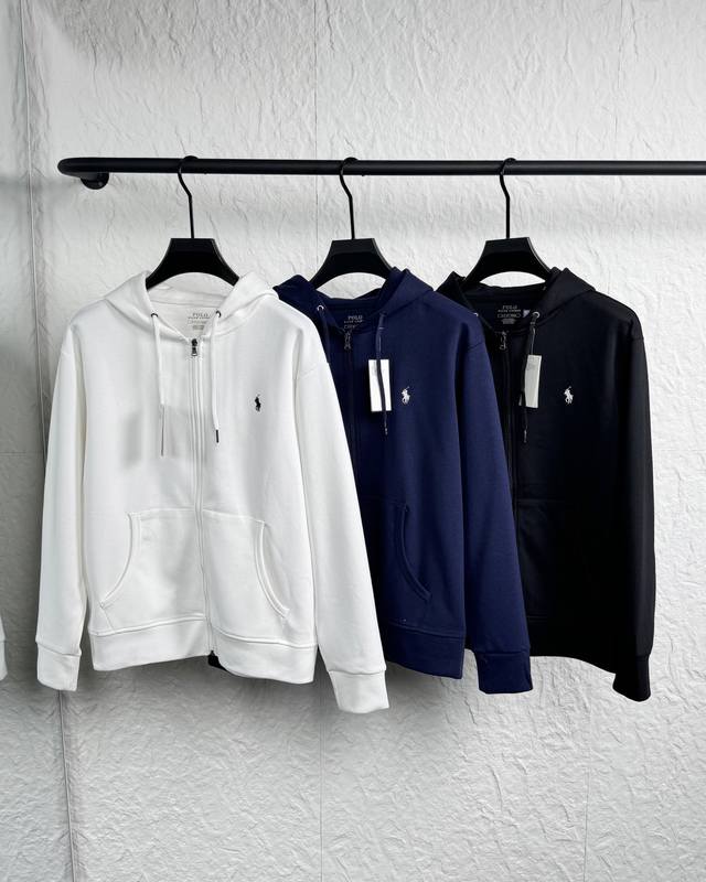 供 Ralph Lauren 拉夫劳伦三色小马刺绣拉链开衫外套连帽卫衣 这款连帽运动衫饰有代表Ralph Lauren 简约风格 搭配小马刺绣图案，立体饱满！纯