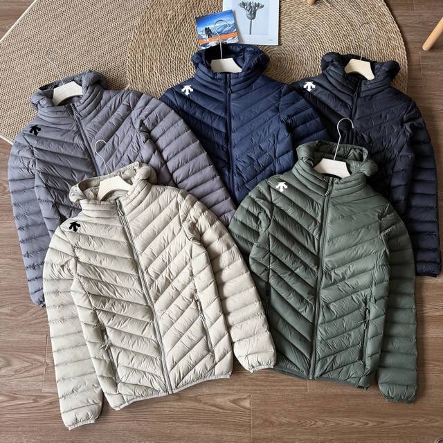 供 控 迪桑特25Fw秋冬神器排骨羽绒棉服｜轻量化设计打造冬日舒适体验 这款排骨羽绒棉服凭借轻量化设计与立体V字航线工艺，成为市场中的跑量利器，精准契合大众对冬