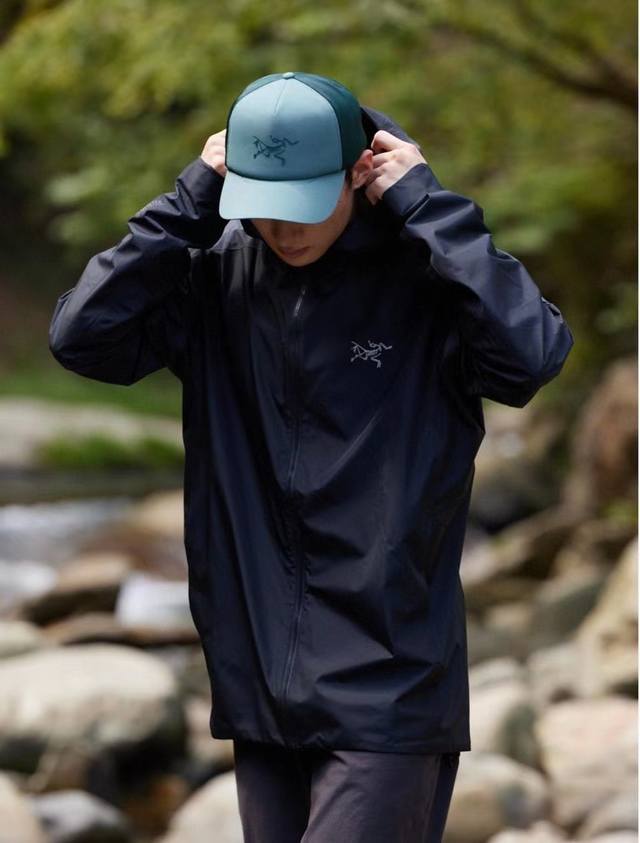 供195 控 刺绣款 鸟家专柜款冲锋衣连帽外套 功能性户外专业面料 ，重点所有裁剪处内里都是采用压胶设计 ，防风防雨。 袖子款式是袖子弯刀剪裁，比普通的上身更显