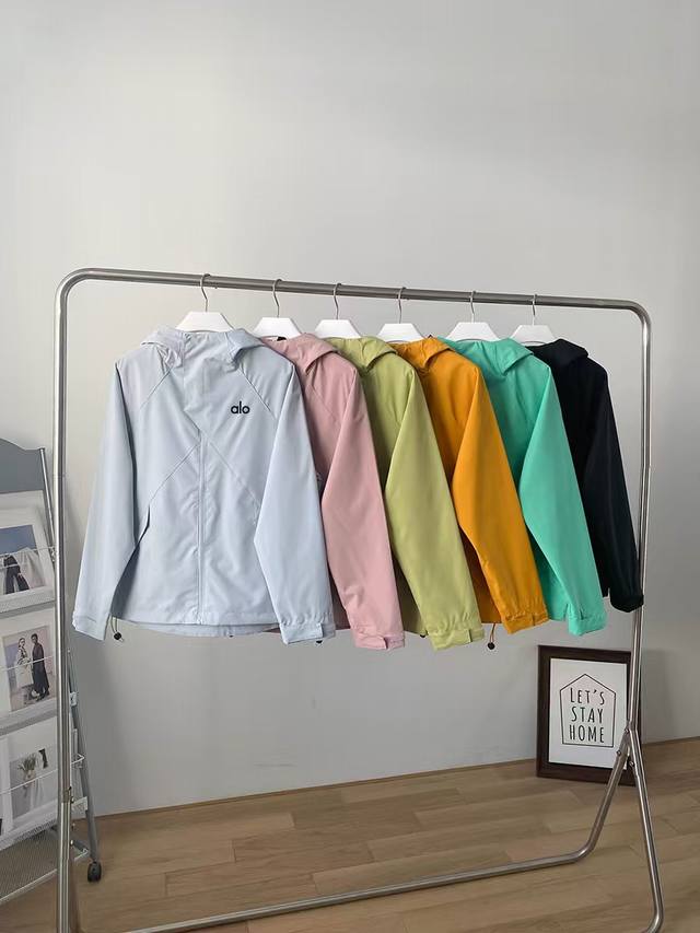 供135控价 Alo 户外山系工装风连帽冲锋外套 25男女同款秋冬防风防雨连帽冲锋衣运动休闲外套。秋冬款上新 这是一款专为秋冬湿冷寒风设计的保暖外壳防风防水防刮