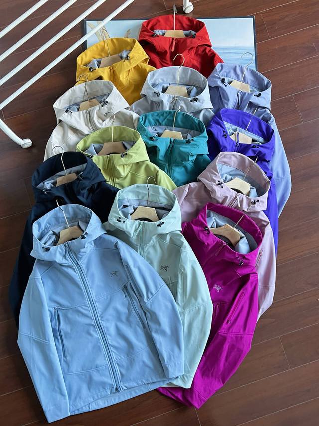 供 刺绣款 始祖鸟 Arc‘Teryx 十二色 连帽软壳外套冲锋衣户外功能性防泼水透气夹克 户外必备 城市户外轻量化防风防水 简约百搭夹克冲锋衣外套 户外防水冲