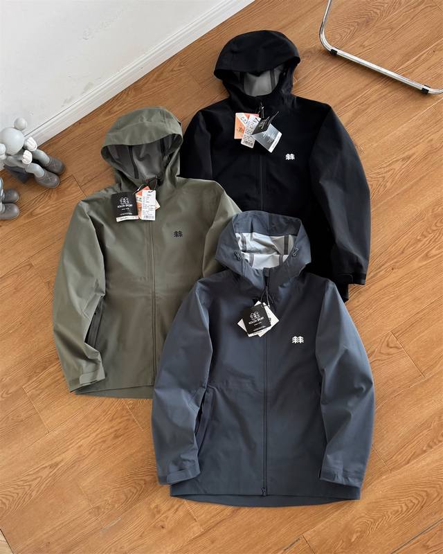 供 颜色;黑色，绿色，灰色， 尺码M-4Xl 可隆 Kolon Sport 秋款户外休闲外套25Ss新品 防风水透气轻量硬壳冲锋衣 男女同款，柜款夹克，新款在售