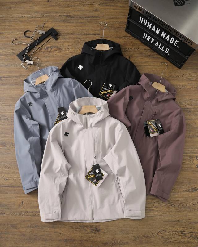 供 控 三防一体 标准版迪家冲锋衣 Descente 迪桑特 春季最新 户外休闲外套 防风水透气 轻量全压胶硬壳冲锋衣 男女同款 高品质 ！科技面料防风防水，轻