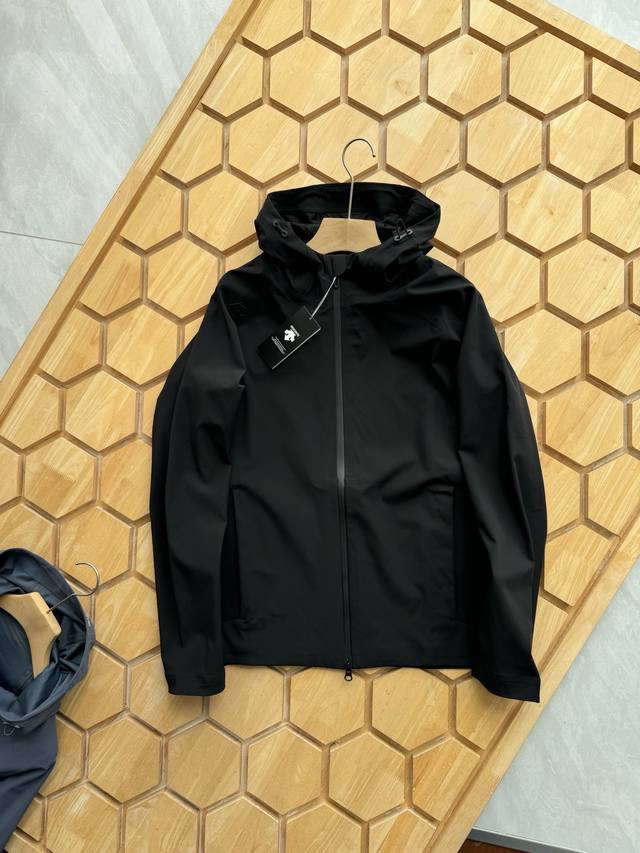 Descente 迪桑特秋款训练运动男士防水透湿外套夹克梭织上衣。 官网同步在售2000+ 天花板品质 顶级压胶 户外通勤运动不二之选 甄选优质防水透湿面料，柔