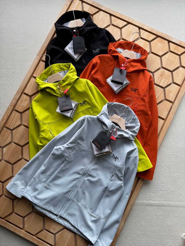 供 Arc'teryx始祖鸟2025秋季情侣款刺绣软壳冲锋衣 Gore-Tex防水夹克。面料是户外专利面料，只能从台湾贸易公司进口 这种专利面料外层耐磨度极高，