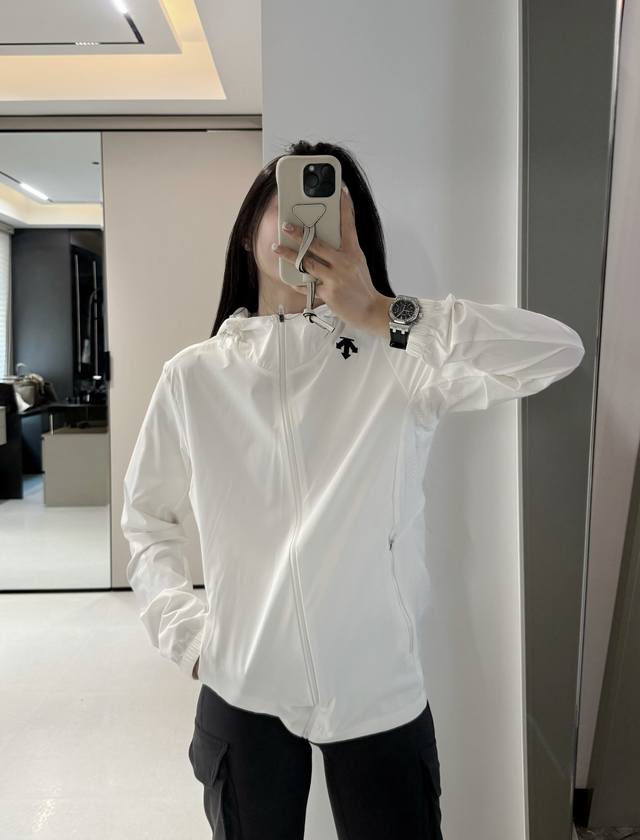 供125 控 迪桑特皮肤衣连帽简约基础款防晒衣外套 新款防晒衣 超好透气性 舒适细腻 柔软亲肤，面料成份90锦纶 10氨纶 Upf60+紫外线防护系数Upf 4