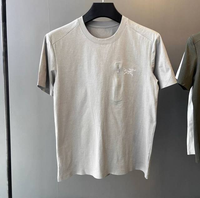 供 控95 Arcteryx始祖鸟 夏季户外机能夏季男士压胶贴袋冰感亲肤时尚圆领短袖T恤衫男 压胶口袋工艺 户外风满满 自带驱蚊苹果驱蚊香 立体剪裁，面料弹性柔
