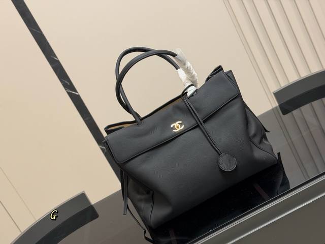 Size：40*30Cm 香奈儿 Tote 购物袋 简单大方！！ 没有过多的装饰！真的高级