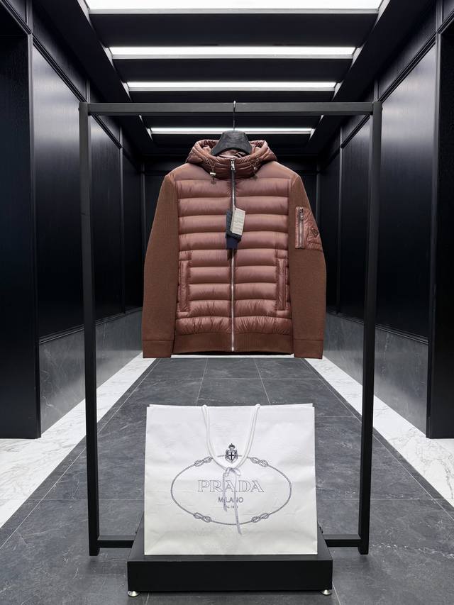 只换码 特级羽绒prada290 经典加厚针织拼接连帽羽绒外套.软尼龙面料.上身更佳轻便舒适.特级鹅绒填充.填充超级饱满.全套原厂配套五金. 爆款强烈推荐,此款