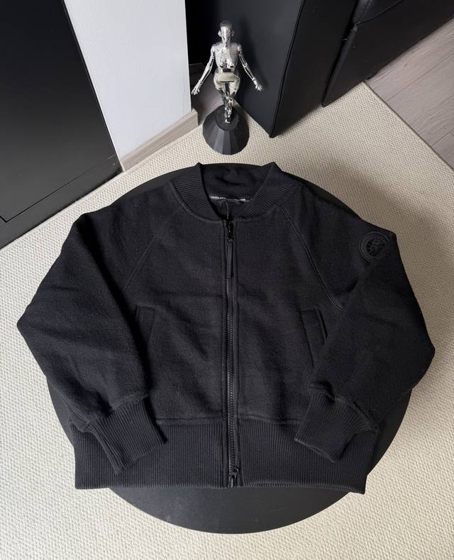 大鹅 Canada Goose抓绒羊毛棒球服夹克外套 面料选择: 以羊毛为主体，加入极少量氨纶和聚酯纤维混纺而成的羊毛抓绒面料。羊毛作为核心天然成分，提供无与伦