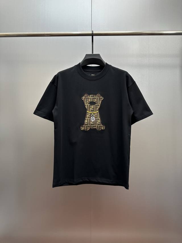 Fendi萌犬刺绣短袖 320克重磅面料、芬迪这款黑T太有设计感了！正面经典双F老花拼接萌犬刺绣，搭配金色项圈装饰，可爱又不失高级感，细节处尽显匠心。甄选高克重